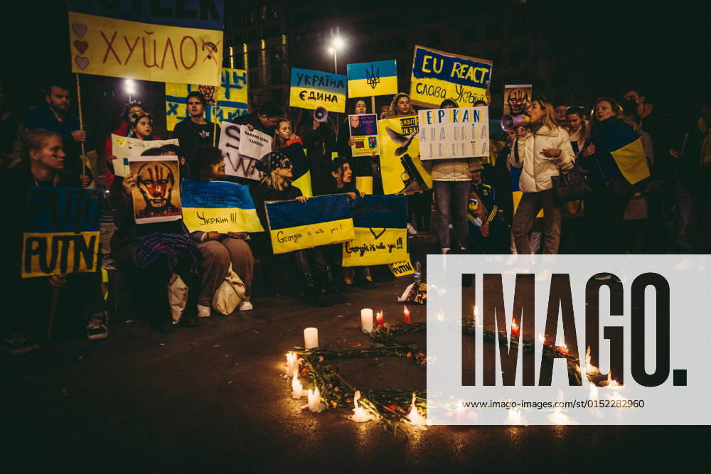 Pro-Ukrainian protestors holding signs demand actions to stop the war as Russian forces close in on Kyiv Barcelona Spain - ZUMAo105 20220226_zap_o105_050