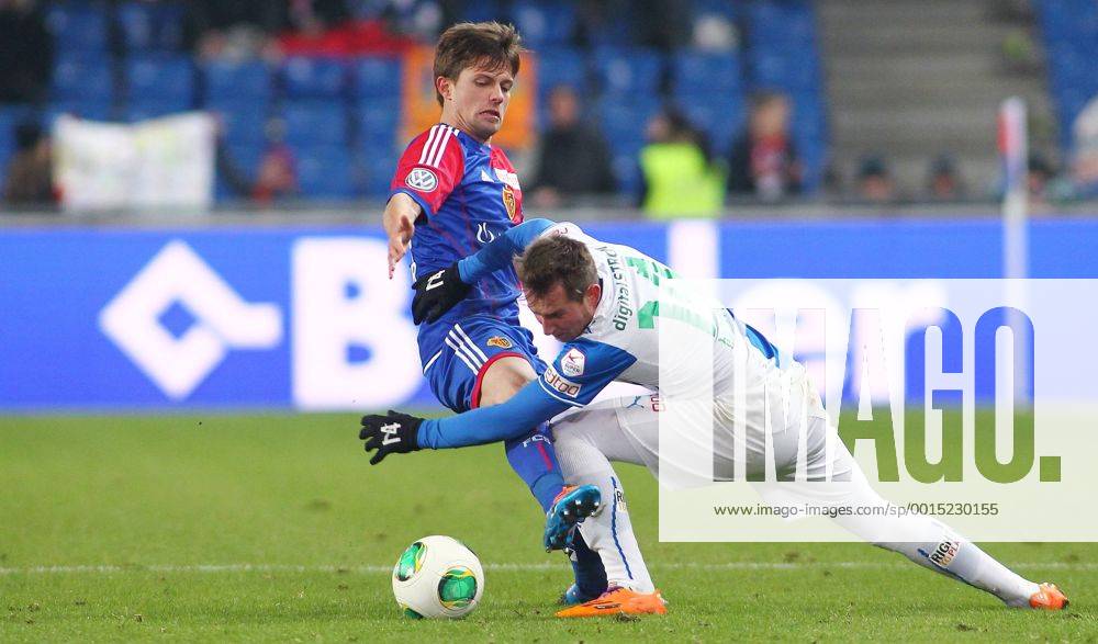 St Jakob Park Basel ,SCHWEIZ, Saison 2013 2014 Herren Fussball Super League FC Basel - Grasshopper Club Zürich Valentin Stocker (li,FC Basel) gegen Izet Hajrovic (Grasshopper) ; Zweikampf , Aktion
