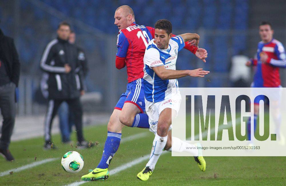 St Jakob Park Basel ,SCHWEIZ, Saison 2013 2014 Herren Fussball Super League FC Basel - Grasshopper Club Zürich Ivan Ivanov (li,FC Basel) gegen Nassim Ben Khalifa (Grasshopper) ; Zweikampf , Aktion