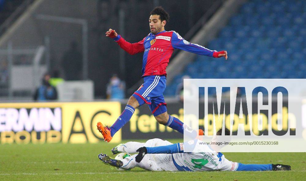 St Jakob Park Basel ,SCHWEIZ, Saison 2013 2014 Herren Fussball Super League FC Basel - Grasshopper Club Zürich Mohamed Salah (FC Basel) gegen Milan Vilotic (Grasshopper) ; Zweikampf , Aktion