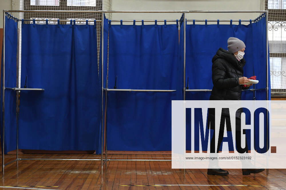 Belarus Constitutional Referendum 8127655 27.02.2022 A woman comes to cast her voice during a voting in a referendum on amendments to the Belorussian constitution at a polling station in Minsk, Belarus. Alexandr Kryazhev Sputnik Minsk Belarus