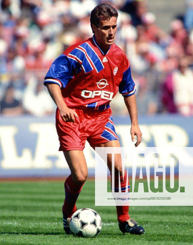 Fussball 1. Bundesliga 1993 1994 34. Spieltag 07.05.1994 FC Bayern München - FC Schalke 04 Markus Schupp (FC Bayern München) am Ball FOTO: WEREK Pressebildagentur MODELxRELEASExx