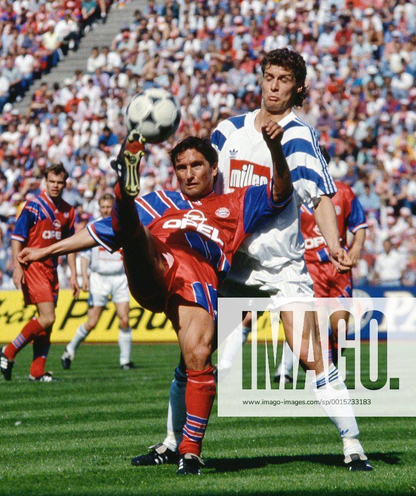 Fussball 1. Bundesliga 1993 1994 34. Spieltag 07.05.1994 FC Bayern München - FC Schalke 04 Bruno Labbadia (li, FC Bayern München) gegen Hendrik Herzog (FC Schalke) FOTO: WEREK Pressebildagentur MODELxRELEASExx