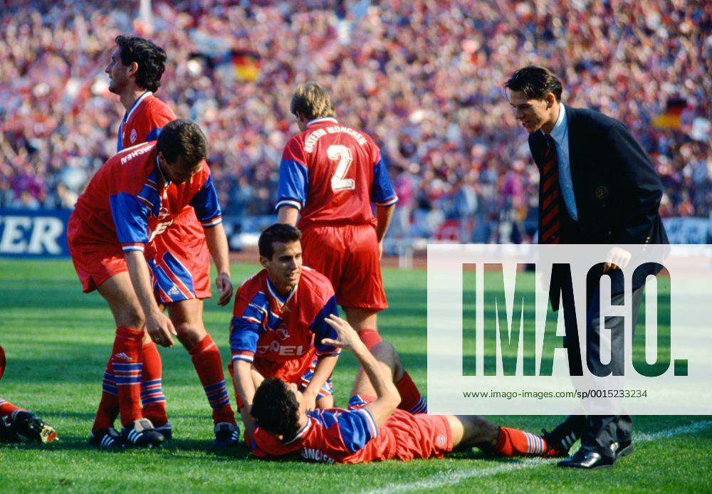 Fussball 1. Bundesliga 1993 1994 34. Spieltag 07.05.1994 FC Bayern München - FC Schalke 04 JUBEL FC Bayern München; Markus Schupp, Bruno Labbadia, Mehmet Scholl, Torschütze Jorginho (Boden) nach seinem Tor zum 2-0 und Christian Ziege (v.li.) FOTO: WEREK Pressebildagentur MODELxRELEASExx
