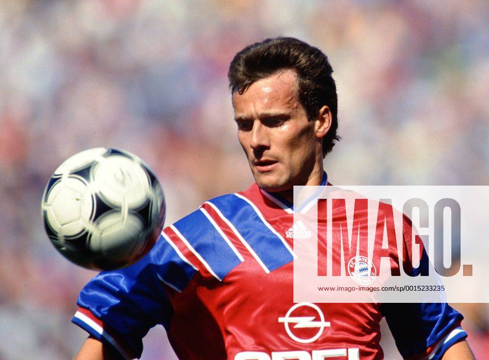 Fussball 1. Bundesliga 1993 1994 34. Spieltag 07.05.1994 FC Bayern München - FC Schalke 04 Markus Schupp (FC Bayern München) am Ball FOTO: WEREK Pressebildagentur MODELxRELEASExx