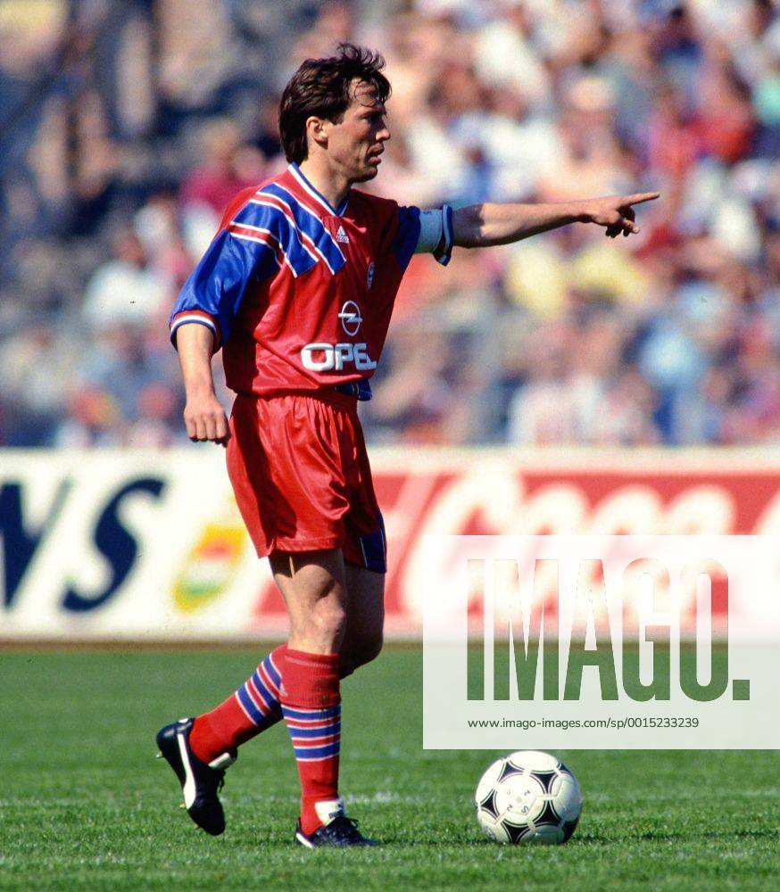 Fussball 1. Bundesliga 1993 1994 34. Spieltag 07.05.1994 FC Bayern München - FC Schalke 04 Lothar Matthäus (FC Bayern München) am Ball FOTO: WEREK Pressebildagentur MODELxRELEASExx