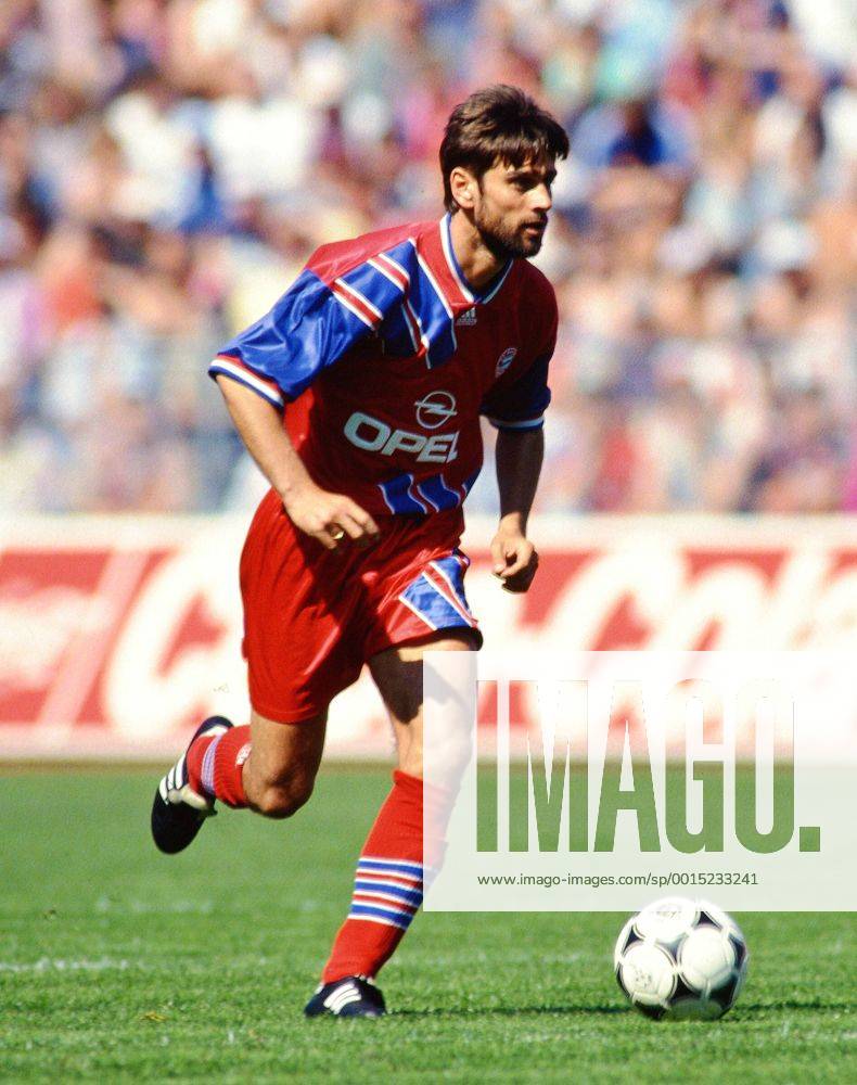 Fussball 1. Bundesliga 1993 1994 34. Spieltag 07.05.1994 FC Bayern München - FC Schalke 04 Oliver Kreuzer (FC Bayern München) am Ball FOTO: WEREK Pressebildagentur MODELxRELEASExx