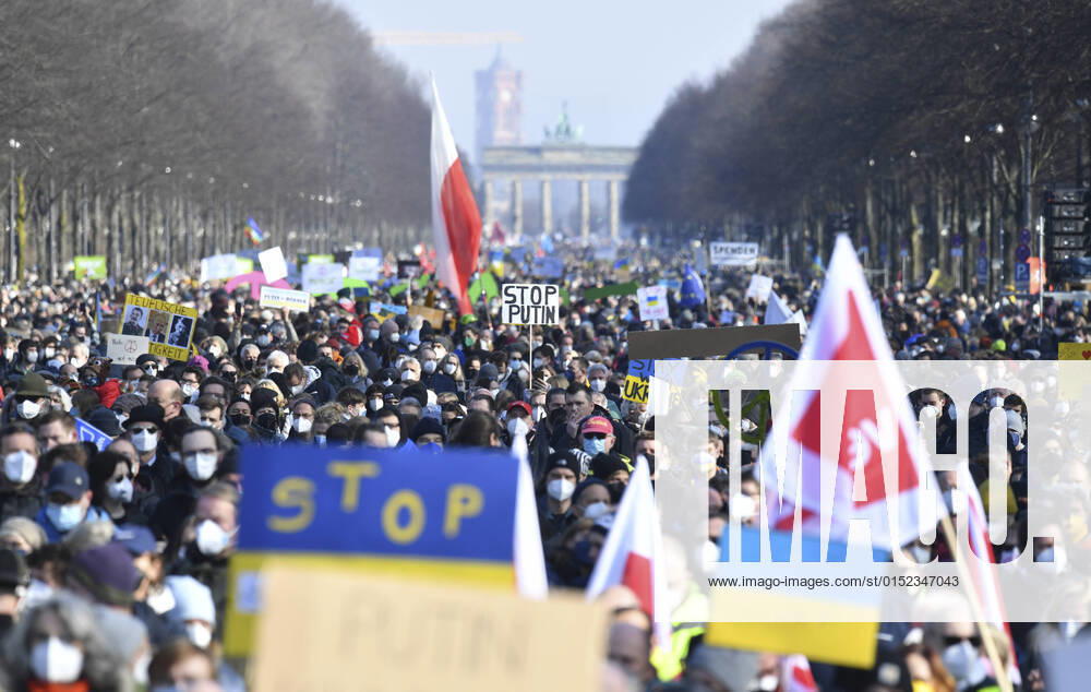 Mehrere Tausend Menschen haben am Sonntag (27.02.2022) in Berlin gegen den russischen Einmarsch in die Ukraine und fuer Frieden in Europa demonstriert. Aufgerufen hat dazu ein breites Buendnis aus Friedens-, Umwelt- und Hilfsorganisationen sowie Gewerkschaften und Kirchen. (Siehe epd-Meldung vom 27.02.2022) Tausende bei der Friedensdemonstration in Berlin
