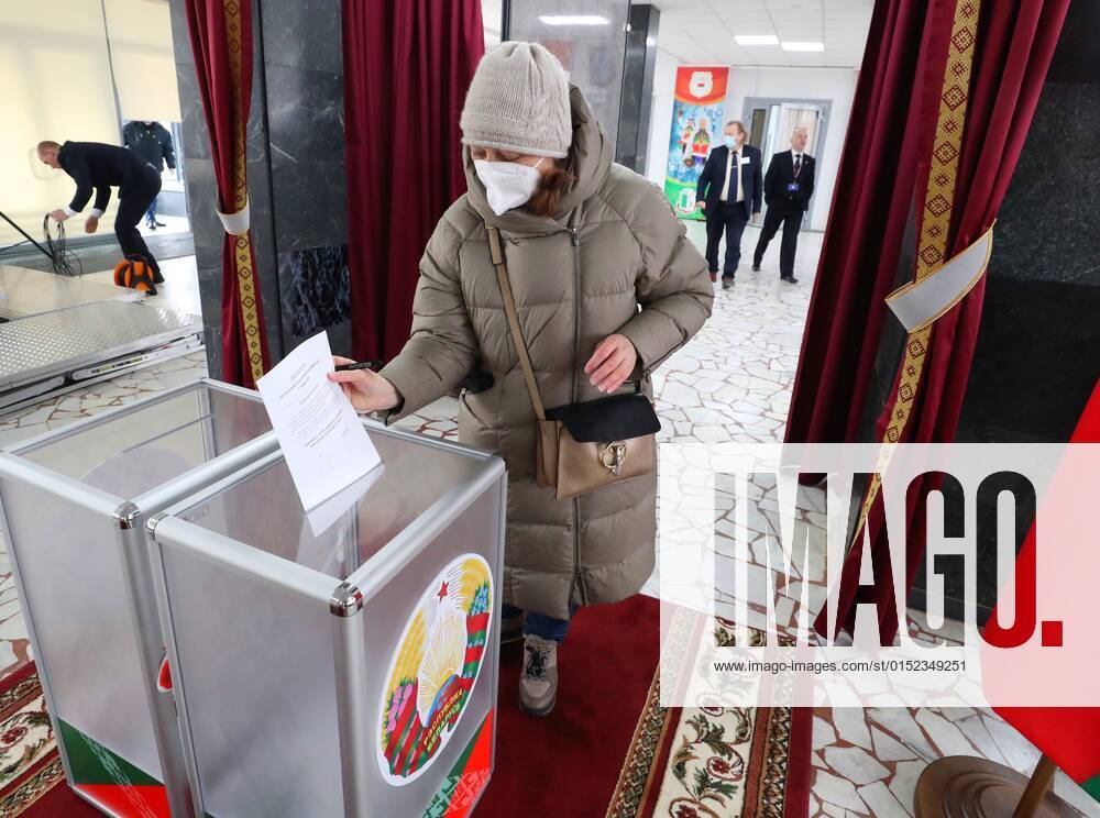 (220227) -- MINSK, Feb. 27, 2022 -- A citizen votes at a polling station in Minsk, Belarus, Feb. 27, 2022. The main voting for a nationwide referendum on amending the country s constitution began in Belarus on Sunday morning. The voting started at 8:00 a.m. local time (0500 GMT) and will last until 8:00 p.m. (1700 GMT). (Photo by Xinhua) BELARUS-REFERENDUM-AMENDING-CONSTITUTION HenadzxZhinkov