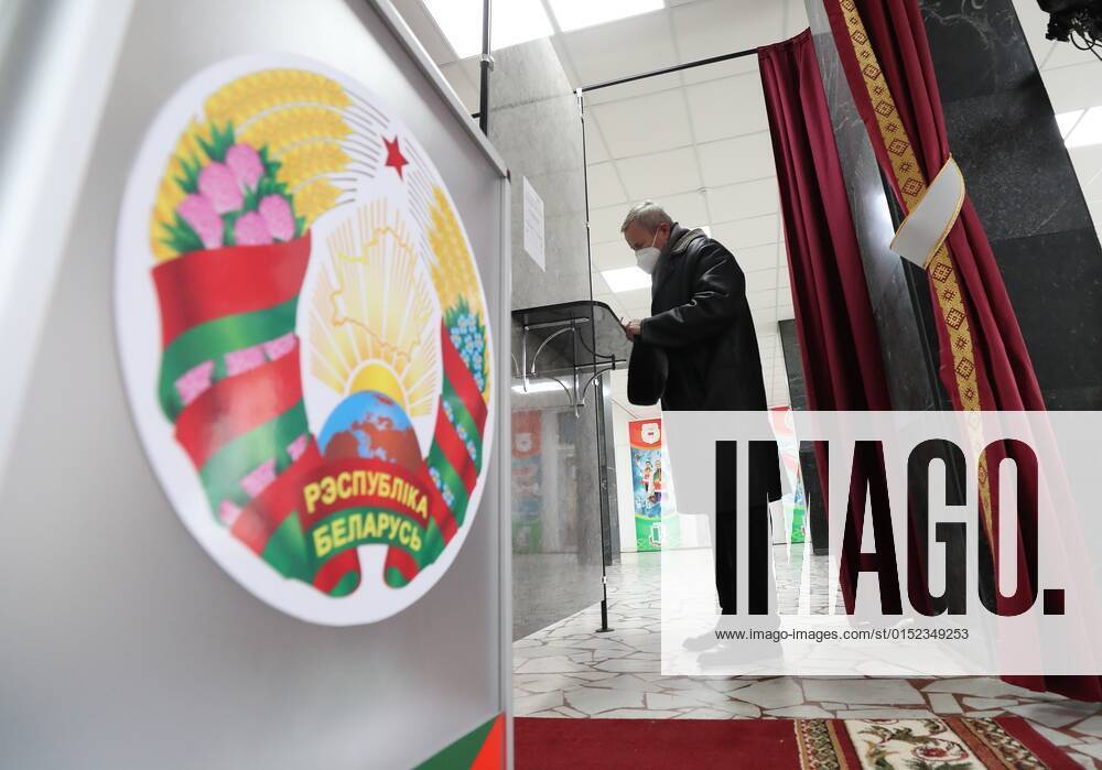 (220227) -- MINSK, Feb. 27, 2022 -- A citizen votes at a polling station in Minsk, Belarus, Feb. 27, 2022. The main voting for a nationwide referendum on amending the country s constitution began in Belarus on Sunday morning. The voting started at 8:00 a.m. local time (0500 GMT) and will last until 8:00 p.m. (1700 GMT). (Photo by Xinhua) BELARUS-REFERENDUM-AMENDING-CONSTITUTION HenadzxZhinkov