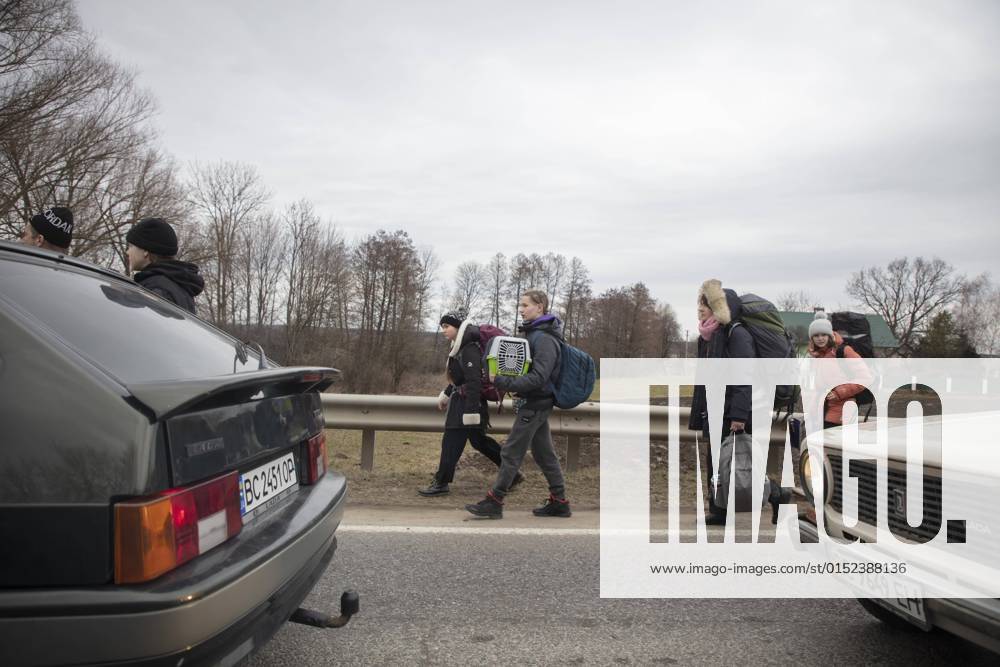 Ukrainische Flüchtlinge, auf dem Weg zur Grenze hat sich eine lange Autoschlange von fast 20 Kilometern gebildet, die Flüchtlinge sind meist zu Fuß unterwegs, Mostyska, Ukraine, Europa