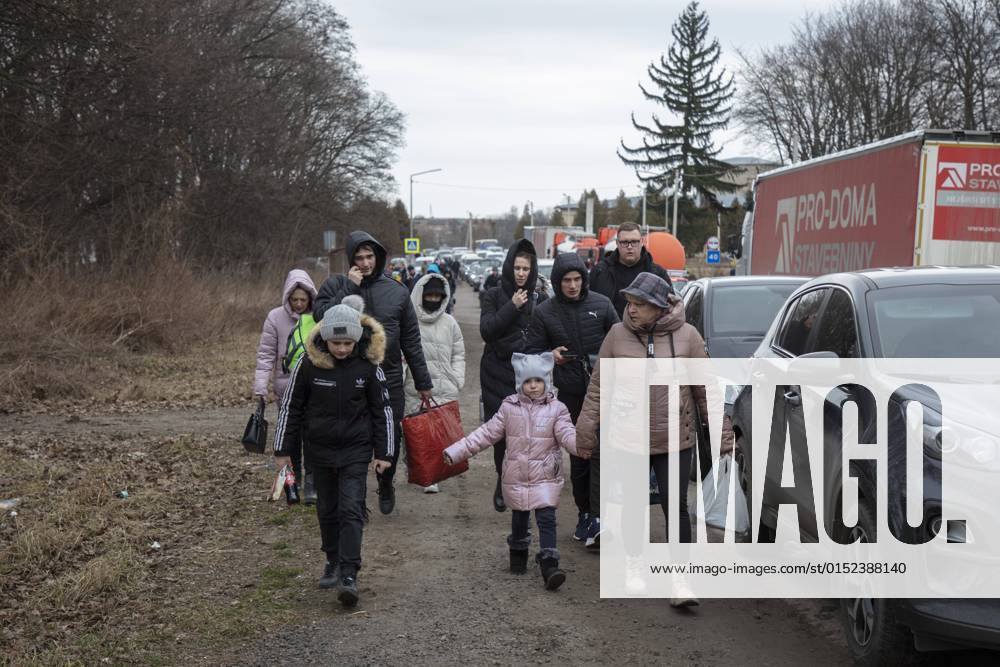 Ukrainische Flüchtlinge an der Grenze, Mostyska, Ukraine, Europa