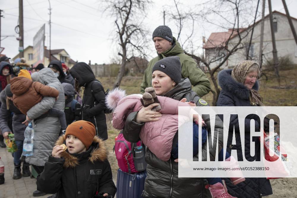 Ukrainische Flüchtlinge an der Grenze, für einen Streckenabschnitt werden Kleinbusse eingesetzt, die Frauen und Kinder bis an die Grenze bringen, Mostyska, Ukraine, Europa