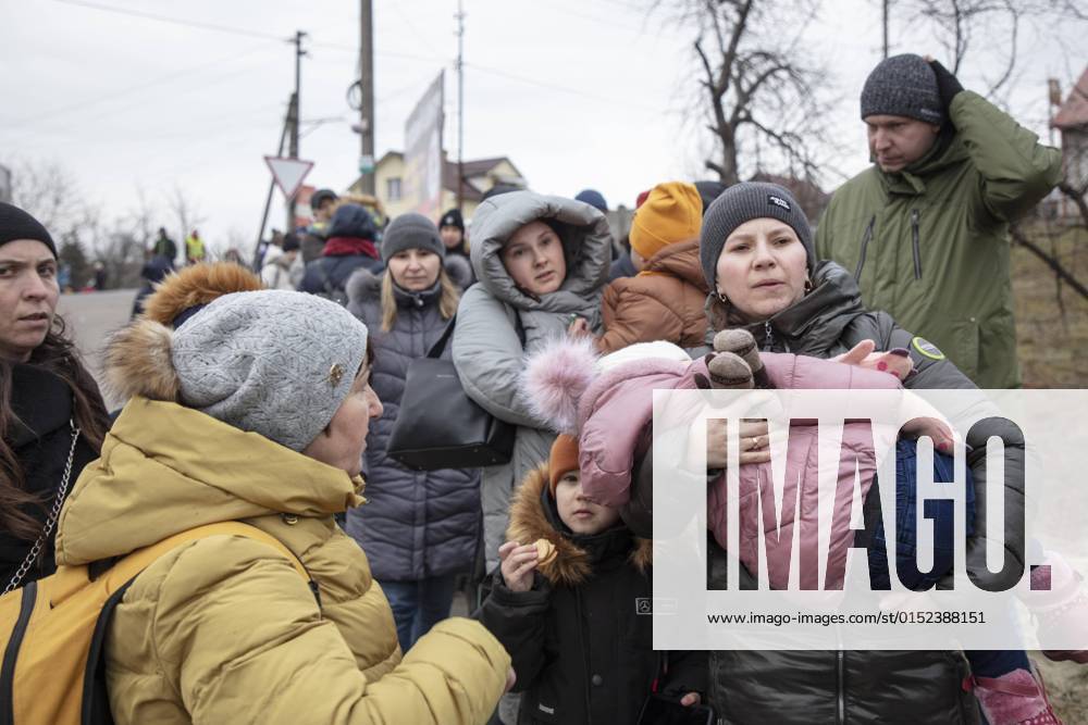 Ukrainische Flüchtlinge an der Grenze, für einen Streckenabschnitt werden Kleinbusse eingesetzt, die Frauen und Kinder bis an die Grenze bringen, Mostyska, Ukraine, Europa