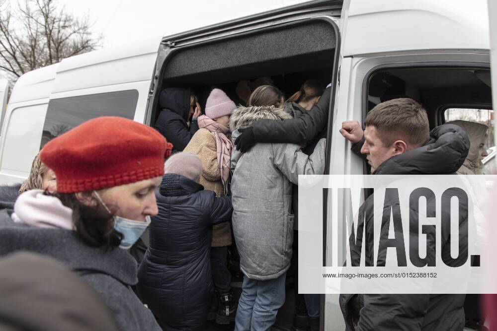 Ukrainische Flüchtlinge, auf dem Weg zur Grenze hat sich eine lange Autoschlange von fast 20 Kilometern gebildet, die Flüchtlinge sind meist zu Fuß unterwegs, Kleinbusse bringen Frauen und Kinder über einem Streckenabschnitt an die Grenze, Mostyska, Ukraine, Europa