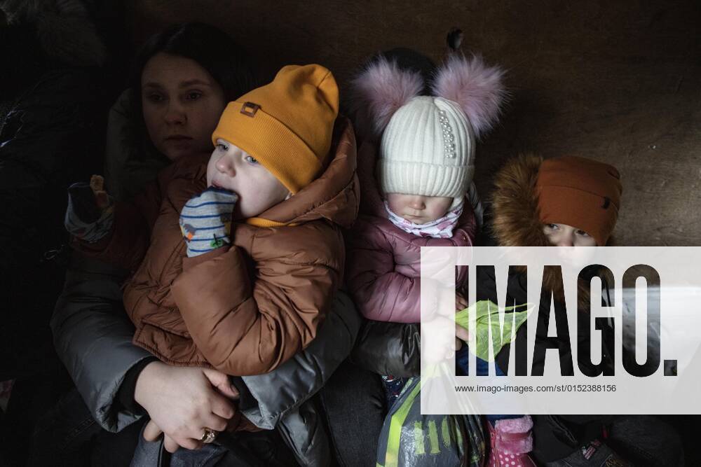 Ukrainische Flüchtlinge, auf dem Weg zur Grenze hat sich eine lange Autoschlange von fast 20 Kilometern gebildet, die Flüchtlinge sind meist zu Fuß unterwegs, Kleinbusse bringen Frauen und Kinder über einem Streckenabschnitt an die Grenze, Mostyska, Ukraine, Europa