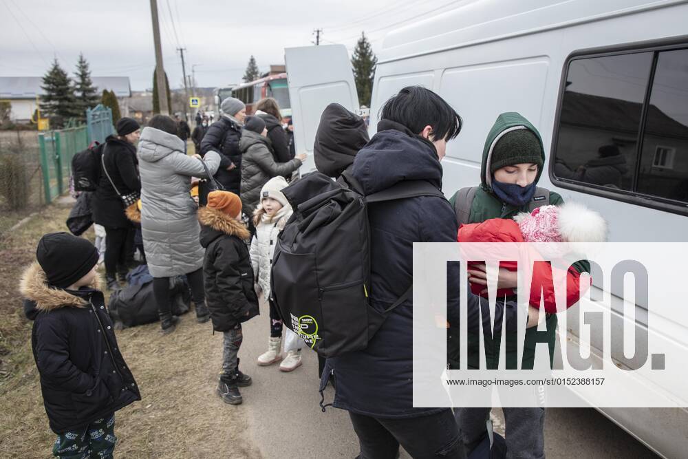 Ukrainische Flüchtlinge, auf dem Weg zur Grenze hat sich eine lange Autoschlange von fast 20 Kilometern gebildet, die Flüchtlinge sind meist zu Fuß unterwegs, Kleinbusse bringen Frauen und Kinder über einem Streckenabschnitt an die Grenze, Mostyska, Ukraine, Europa