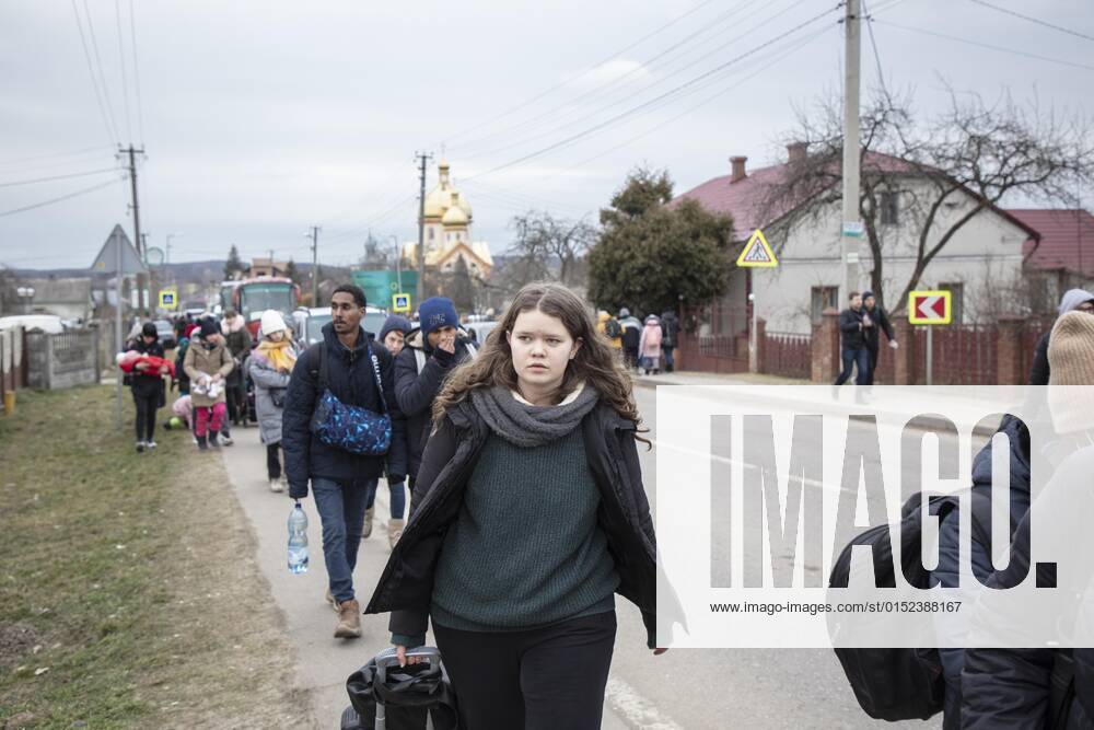 Ukrainische Flüchtlinge an der Grenze, auf dem Weg zur Grenze hat sich eine lange Autoschlange von fast 20 Kilometern gebildet, die Flüchtlinge sind meist zu Fuß unterwegs, Mostyska, Ukraine, Europa
