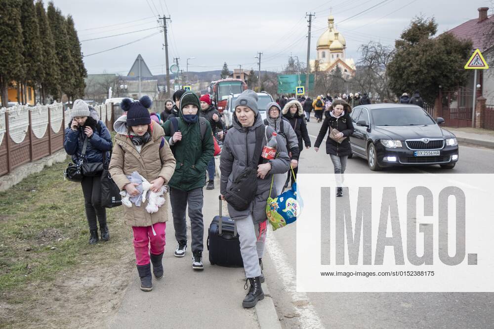 Ukrainische Flüchtlinge an der Grenze, auf dem Weg zur Grenze hat sich eine lange Autoschlange von fast 20 Kilometern gebildet, die Flüchtlinge sind meist zu Fuß unterwegs, Mostyska, Ukraine, Europa