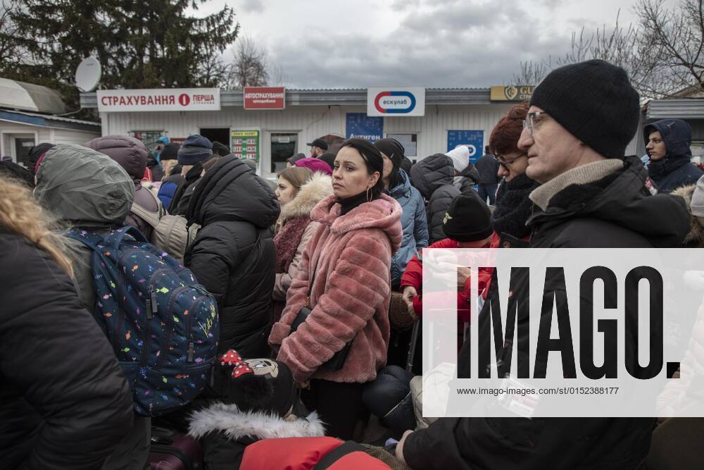 Ukrainische Flüchtlinge an der Grenze, vor der Grenzkontrolle haben sich lange Schlangen gebildet, Grenzübergang, Mostyska, Ukraine, Europa