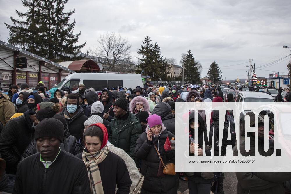 Ukrainische Flüchtlinge an der Grenze, vor der Grenzkontrolle haben sich lange Schlangen gebildet, Grenzübergang, Mostyska, Ukraine, Europa
