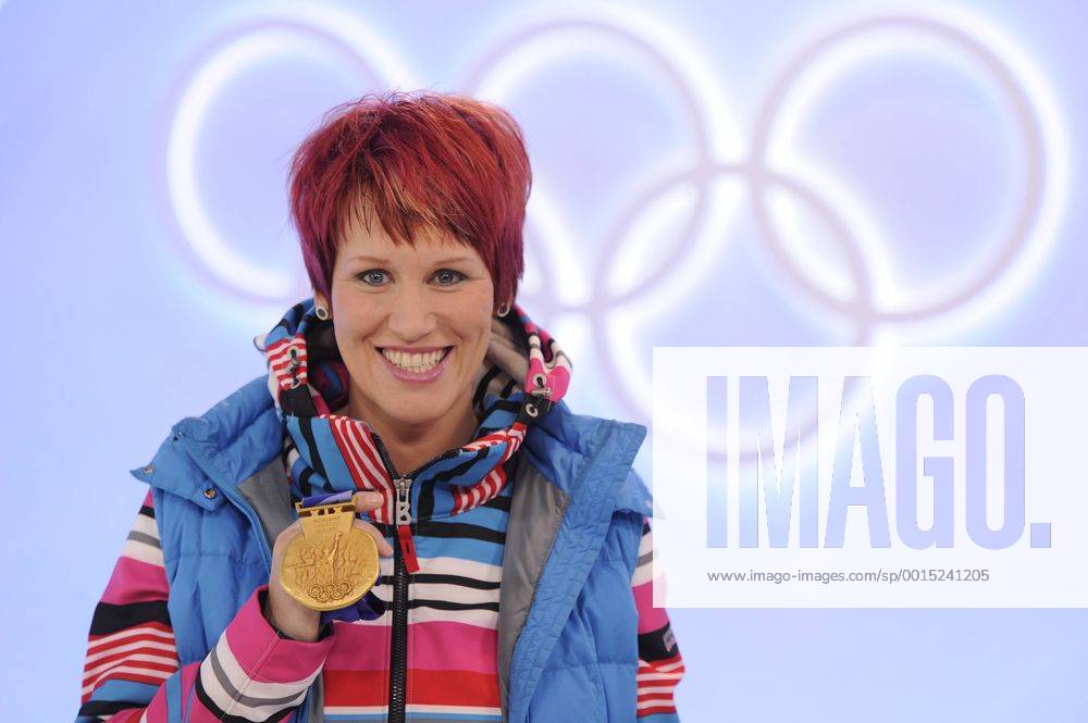 ARD Expertin Kati WILHELM (Biathlon),Einzelbild,angeschnittenes Einzelmotiv, Portrait,Porträt,mit Olympia Medaille, Präsentation der Moderatoren - und Expertenteams der ARD und des ZDF Fernsehens zu den Olympischen Winterspielen in Sotschi 2014 am 10.12.2013.