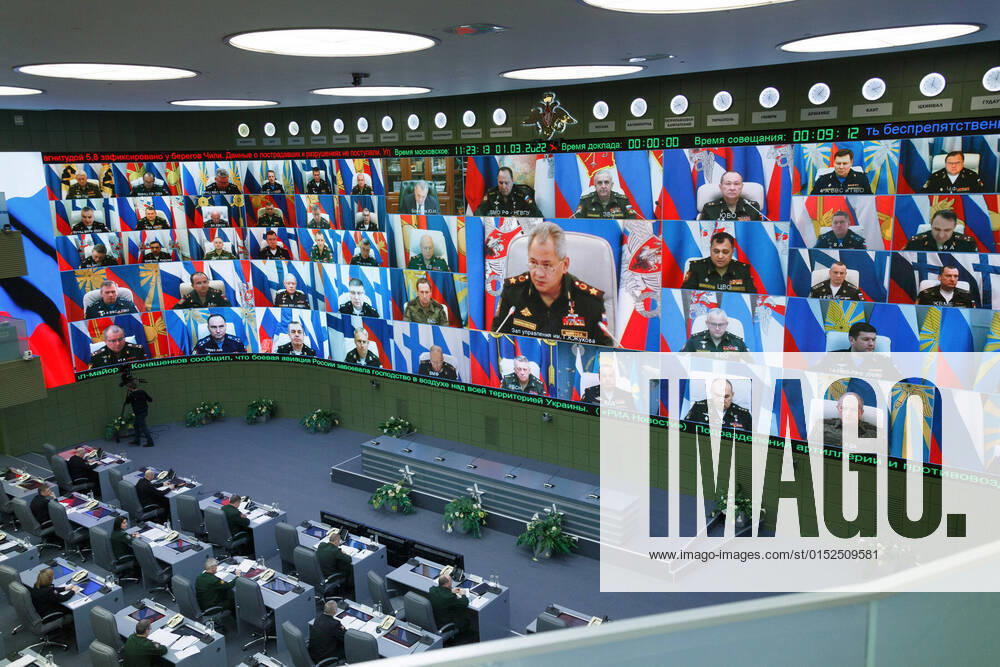 Ukraine-Konflikt, Sergej Schoigu w?hrend Videokonferenz im Zentrum f?r Verteidigungsmanagement Russia Defence 8129280 01.03.2022 In this handout photo released by the Russian Defence Ministry, Russian Defence Minister Sergei Shoigu, in center, speaks during a video conference meeting at the Russian National Defence Management Centre, in Moscow, Russia. Editorial use only, no archive, no commercial use. Vadim Savitskii Russian Defence Ministry Moscow Russia
