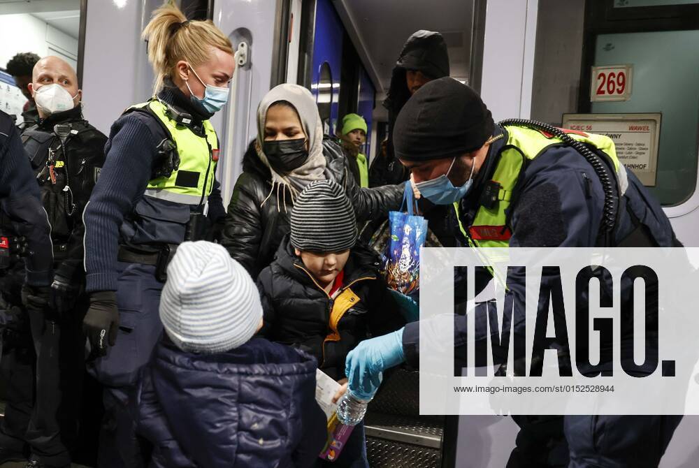 Ukraiinische Fluechtlinge Berlin, 01.03.2022 - Fluechtlinge aus der Ukraine kommen am Berliner Hauptbahnhof an. Der Zug aus der polnischen Stadt Przemysl an der polnisch ukrainischen Grenze brachte Hunderte von Fluechtlingen nach Deutschland. Berlin Berlin Deutschland