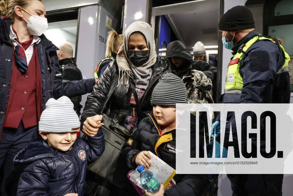 Ukraiinische Fluechtlinge Berlin, 01.03.2022 - Fluechtlinge aus der Ukraine kommen am Berliner Hauptbahnhof an. Der Zug aus der polnischen Stadt Przemysl an der polnisch ukrainischen Grenze brachte Hunderte von Fluechtlingen nach Deutschland. Berlin Berlin Deutschland