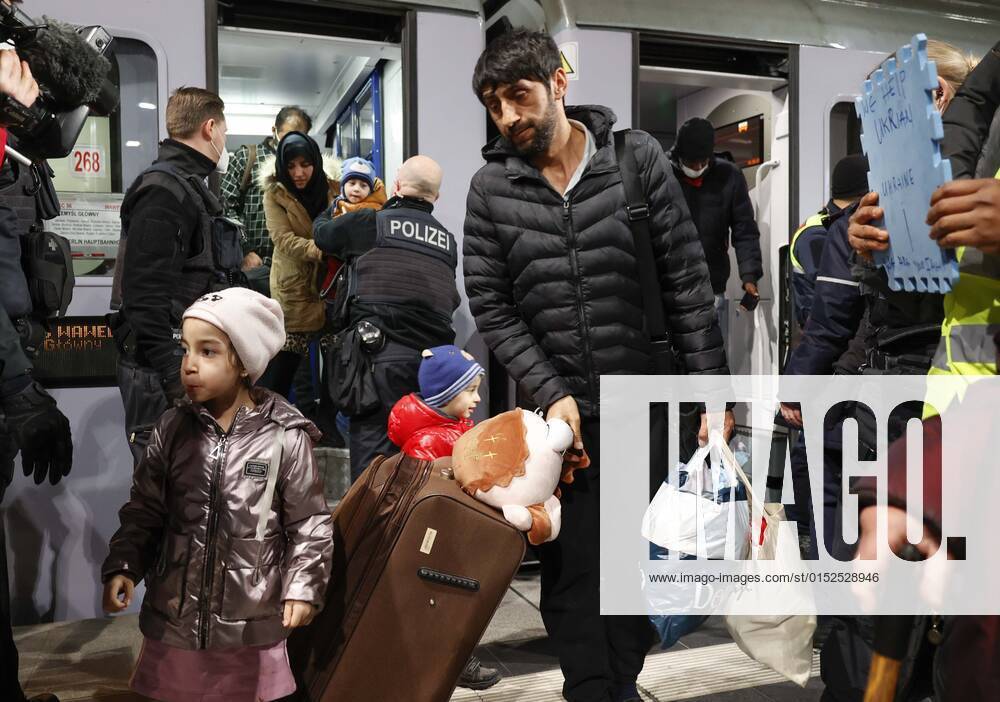 Ukraiinische Fluechtlinge Berlin, 01.03.2022 - Fluechtlinge aus der Ukraine kommen am Berliner Hauptbahnhof an. Der Zug aus der polnischen Stadt Przemysl an der polnisch ukrainischen Grenze brachte Hunderte von Fluechtlingen nach Deutschland. Berlin Berlin Deutschland