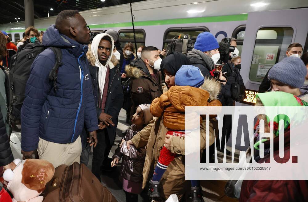 Ukraiinische Fluechtlinge Berlin, 01.03.2022 - Fluechtlinge aus der Ukraine kommen am Berliner Hauptbahnhof an. Der Zug aus der polnischen Stadt Przemysl an der polnisch ukrainischen Grenze brachte Hunderte von Fluechtlingen nach Deutschland. Berlin Berlin Deutschland