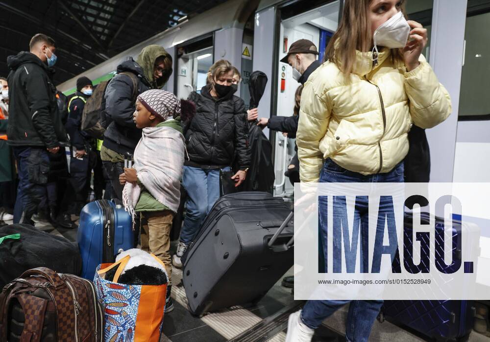 Ukraiinische Fluechtlinge Berlin, 01.03.2022 - Fluechtlinge aus der Ukraine kommen am Berliner Hauptbahnhof an. Der Zug aus der polnischen Stadt Przemysl an der polnisch ukrainischen Grenze brachte Hunderte von Fluechtlingen nach Deutschland. Berlin Berlin Deutschland