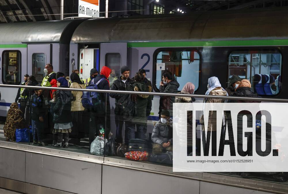 Ukraiinische Fluechtlinge Berlin, 01.03.2022 - Fluechtlinge aus der Ukraine kommen am Berliner Hauptbahnhof an. Der Zug aus der polnischen Stadt Przemysl an der polnisch ukrainischen Grenze brachte Hunderte von Fluechtlingen nach Deutschland. Berlin Berlin Deutschland