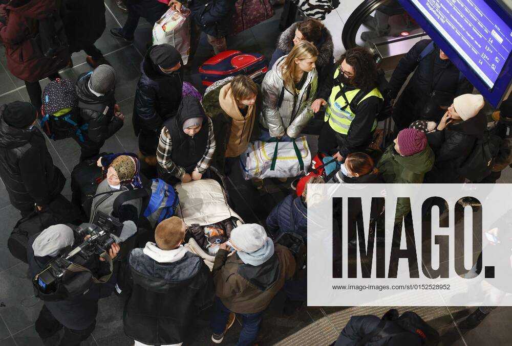 Ukraiinische Fluechtlinge Berlin, 01.03.2022 - Fluechtlinge aus der Ukraine kommen am Berliner Hauptbahnhof an. Der Zug aus der polnischen Stadt Przemysl an der polnisch ukrainischen Grenze brachte Hunderte von Fluechtlingen nach Deutschland. Berlin Berlin Deutschland