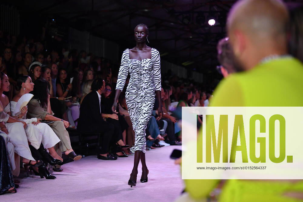 Bilder des Jahres 2022, Entertainment 03 März Entertainment Themen der Woche KW09 MELBOURNE FASHION FESTIVAL 2022, Models walk the runway during the Melbourne Fashion Festival Gala Runway presented by David Jones at Queen Victoria Market in Melbourne, Thursday, March 3, 2022. ( NO ARCHIVING, , NO USE IN BOOKS WITHOUT CONSENT MELBOURNE VIC AUSTRALIA