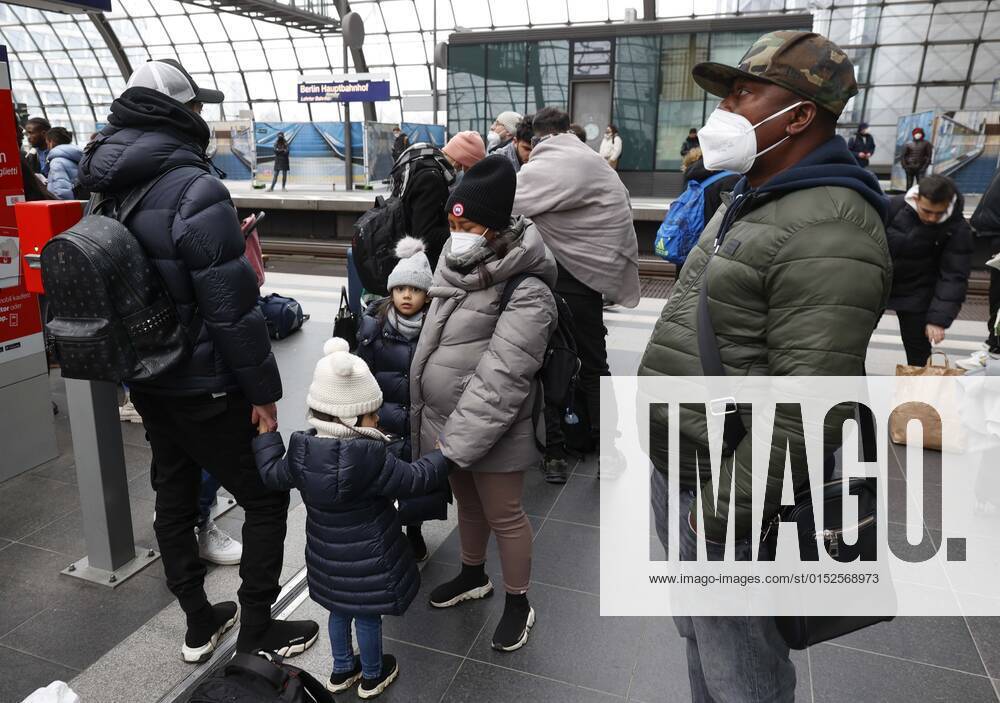Ukraiinische Fluechtlinge Berlin, 03.03.2022 - Fluechtlinge aus der Ukraine warten am Berliner Hauptbahnhof auf einen Anschlusszug. Tausende Fluechtlinge aus der Ukraine sind bereits in Deutschland angekommen. Berlin Berlin Deutschland