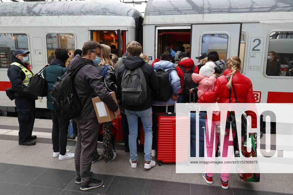 Ukraiinische Fluechtlinge Berlin, 03.03.2022 - Fluechtlinge aus der Ukraine steigen am Berliner Hauptbahnhof in einen Zug nach Amsterdam. Tausende Fluechtlinge aus der Ukraine sind bereits in Deutschland angekommen. Berlin Berlin Deutschland