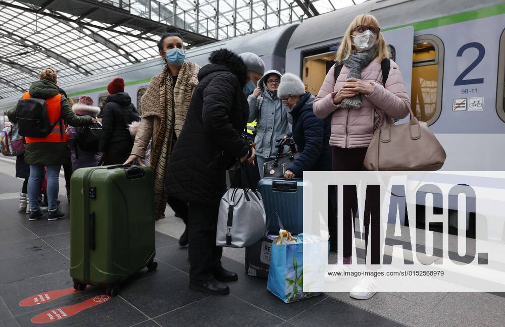 Ukraiinische Fluechtlinge Berlin, 03.03.2022 - Fluechtlinge aus der Ukraine kommen mit einem Zug aus Polen am Berliner Hauptbahnhof an. Tausende Fluechtlinge aus der Ukraine sind bereits in Deutschland angekommen. Berlin Berlin Deutschland