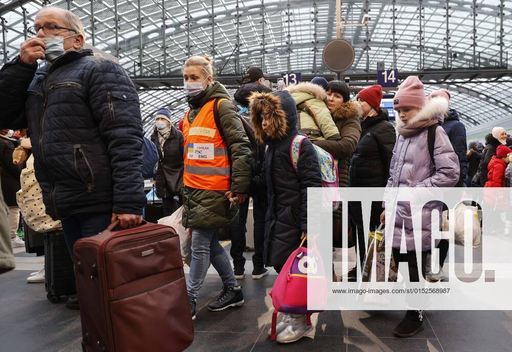 Ukraiinische Fluechtlinge Berlin, 03.03.2022 - Fluechtlinge aus der Ukraine kommen mit ihren Kindern am Berliner Hauptbahnhof an. Freiwillige helfen den Fluechtlingen. Tausende Fluechtlinge aus der Ukraine sind bereits in Deutschland angekommen. Berlin Berlin Deutschland