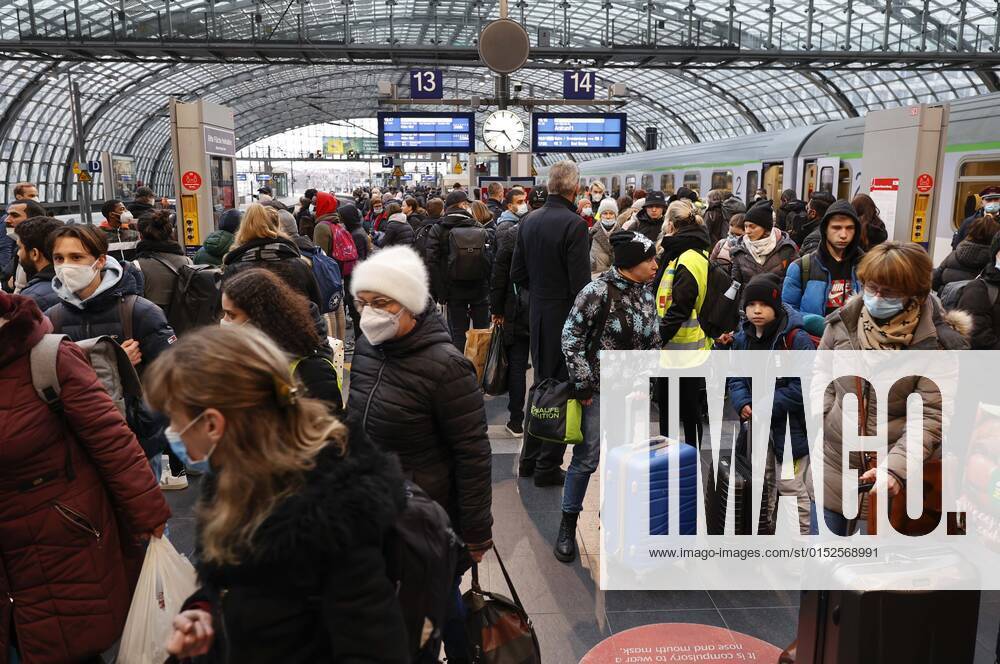 Ukraiinische Fluechtlinge Berlin, 03.03.2022 - Fluechtlingen aus der Ukraine bei der Ankunft am Berliner Hauptbahnhof. Tausende Fluechtlinge aus der Ukraine sind bereits in Deutschland angekommen. Berlin Berlin Deutschland