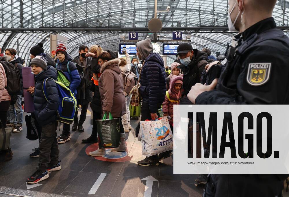 Ukraiinische Fluechtlinge Berlin, 03.03.2022 - Fluechtlinge aus der Ukraine kommen mit ihren Kindern am Berliner Hauptbahnhof an. Freiwillige helfen den Fluechtlingen. Tausende Fluechtlinge aus der Ukraine sind bereits in Deutschland angekommen. Berlin Berlin Deutschland