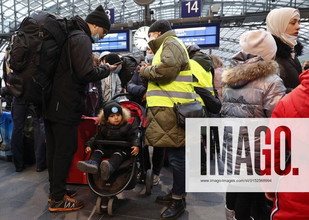 Ukraiinische Fluechtlinge Berlin, 03.03.2022 - Fluechtlinge aus der Ukraine kommen mit ihren Kindern am Berliner Hauptbahnhof an. Freiwillige helfen den Fluechtlingen. Tausende Fluechtlinge aus der Ukraine sind bereits in Deutschland angekommen. Berlin Berlin Deutschland