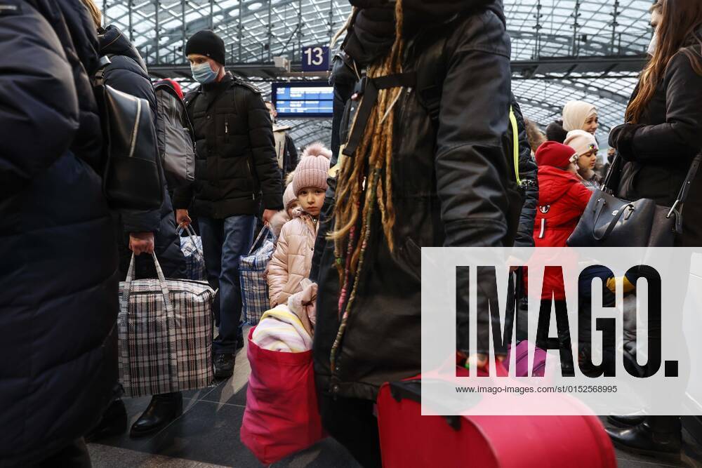 Ukraiinische Fluechtlinge Berlin, 03.03.2022 - Fluechtlinge aus der Ukraine kommen mit ihren Kindern am Berliner Hauptbahnhofan. Tausende Fluechtlinge aus der Ukraine sind bereits in Deutschland angekommen. Berlin Berlin Deutschland