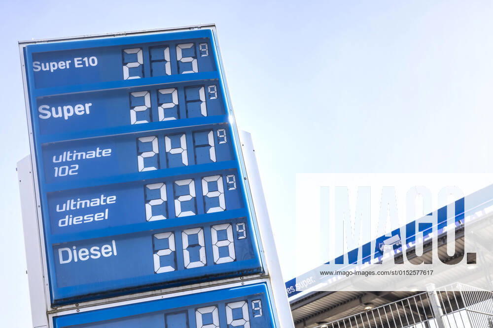 Die Spritpreise gehen durch die Decke. Der Dieselpreis ist auf einem Allzeithoch. An der Raststätte Sindelfinger Wald in Baden-Württemberg kosten Benzin und Diesel mehr als zwei Euro. 04.03.2022: DEU, Deutschland, Baden-Württemberg, Sindelfingen.