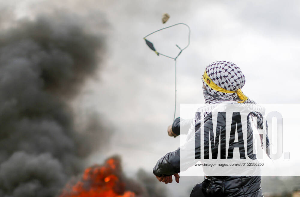 Nablus, West Bank, Palestinian Territory: Palestinian protesters use slingshots to hurl stones towards Israeli security forces during confrontations following a demonstration against the expropriation of land by Israel, in the village of Kfar Qaddum near the Jewish settlement of Kedumim in the West Bank, on March 4 2022 Nablus Palestinian Territory - ZUMAap3_ 20220304_zaf_ap3_001