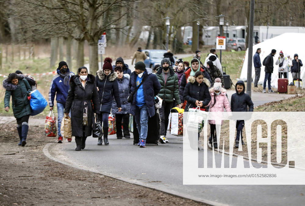 Ukraiinische Fluechtlinge Berlin, 04.03.2022 - Fluechtlinge aus der Ukraine im Berliner zentralen Ankunftszentrum. Hier erfolgt eine Registrierung der Kriegsfluechtlinge, es gibt eine Gesundheitsversorgung und Unterkunftsmglichkeiten werden organisiert. Berlin Berlin Deutschland