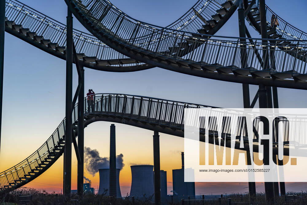 KW09 Landmarke Angerpark Tiger & Turtle - Magic Mountain, Begehbare Skulptur in Form einer Achterbahn auf der Halde Heinrich-Hildebrand-Höhe, HKM Stahlwerk, Sonnenuntergang, Duisburg, NRW, Deutschland, Tiger and Turtle