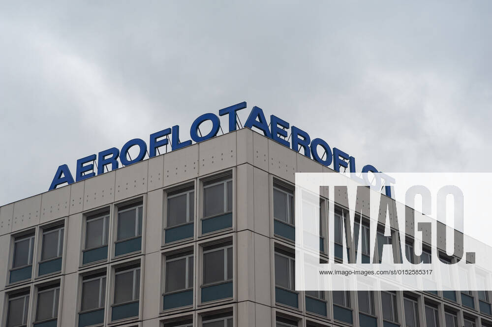 Berlin, Deutschland, Europa - Schriftzug der russischen Fluggesellschaft Aeroflot Russian Airlines auf dem Dach eines Gebaeudes an der Ecke Glinkastrasse und Unter den Linden im Bezirk Mitte.