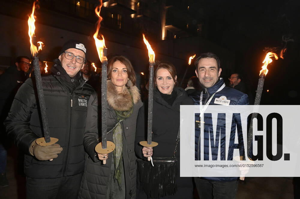 Gerit Kling mit Ehemann Wolfram Becker und Anja Kling mit Ehemann Oliver Haas beim Offiziellen Opening der Baltic Lights 2022 mit Fackellauf an der Alex Strandbar. Heringsdorf