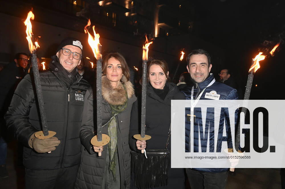Gerit Kling mit Ehemann Wolfram Becker und Anja Kling mit Ehemann Oliver Haas beim Offiziellen Opening der Baltic Lights 2022 mit Fackellauf an der Alex Strandbar. Heringsdorf
